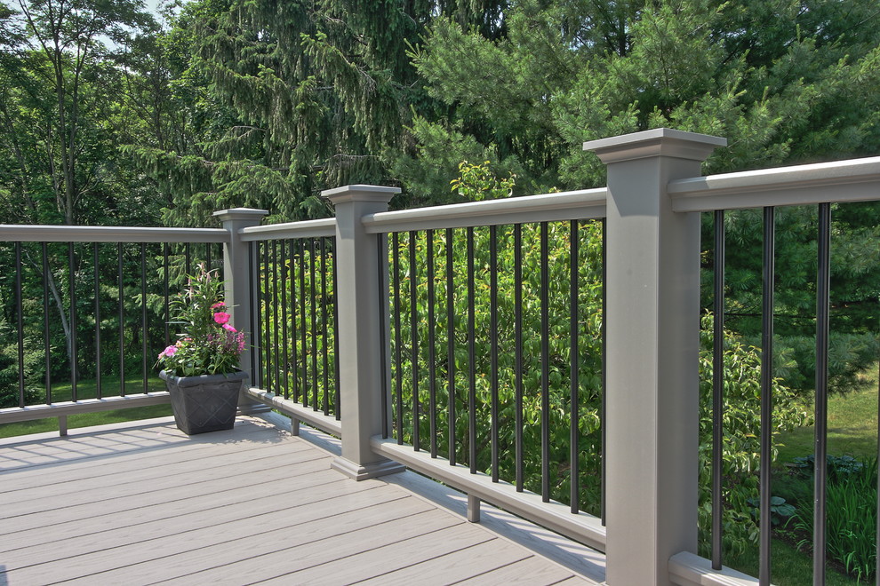 Inspiration for a mid-sized modern deck remodel