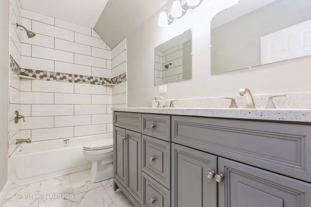 Bild på ett litet amerikanskt vit vitt badrum för barn, med grå skåp, ett platsbyggt badkar, en toalettstol med hel cisternkåpa, klinkergolv i porslin, granitbänkskiva och vitt golv