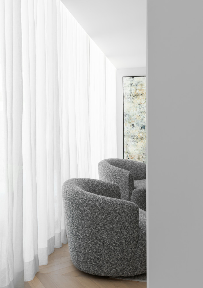 Foto di un piccolo soggiorno design con pareti bianche e parquet chiaro