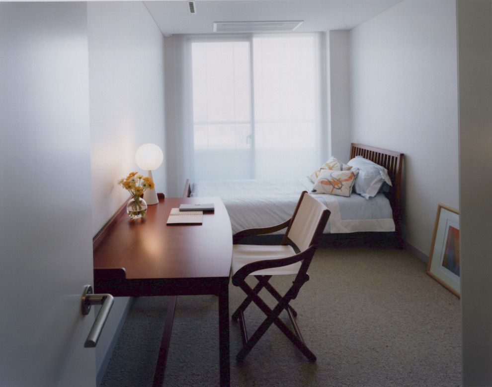 Exemple d'une grande chambre moderne avec un mur blanc, un sol gris, un plafond en papier peint et du papier peint.