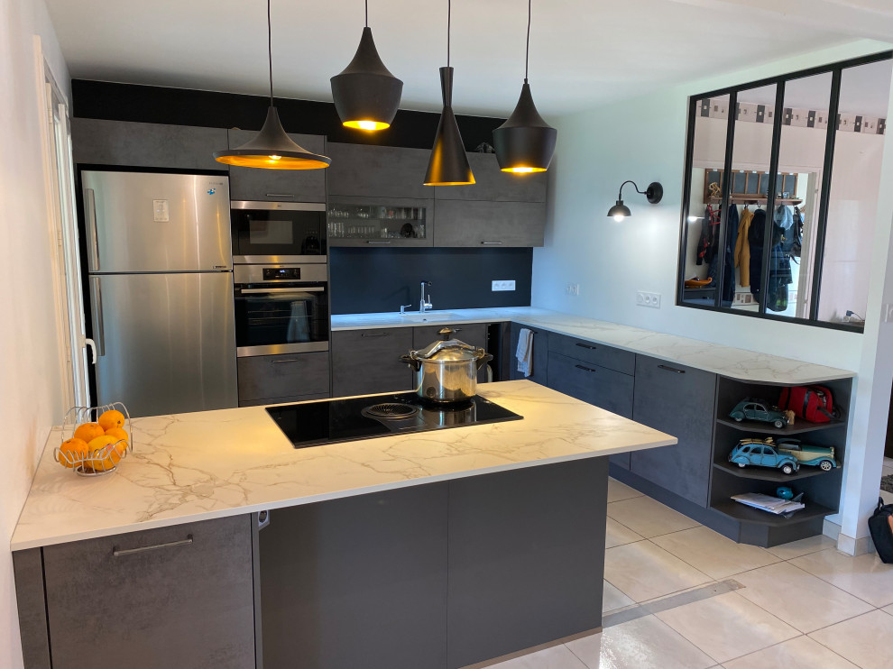 Photo of a large modern l-shaped open plan kitchen in Toulouse with an integrated sink, beaded inset cabinets, grey cabinets, quartz benchtops, panelled appliances, with island and white benchtop.