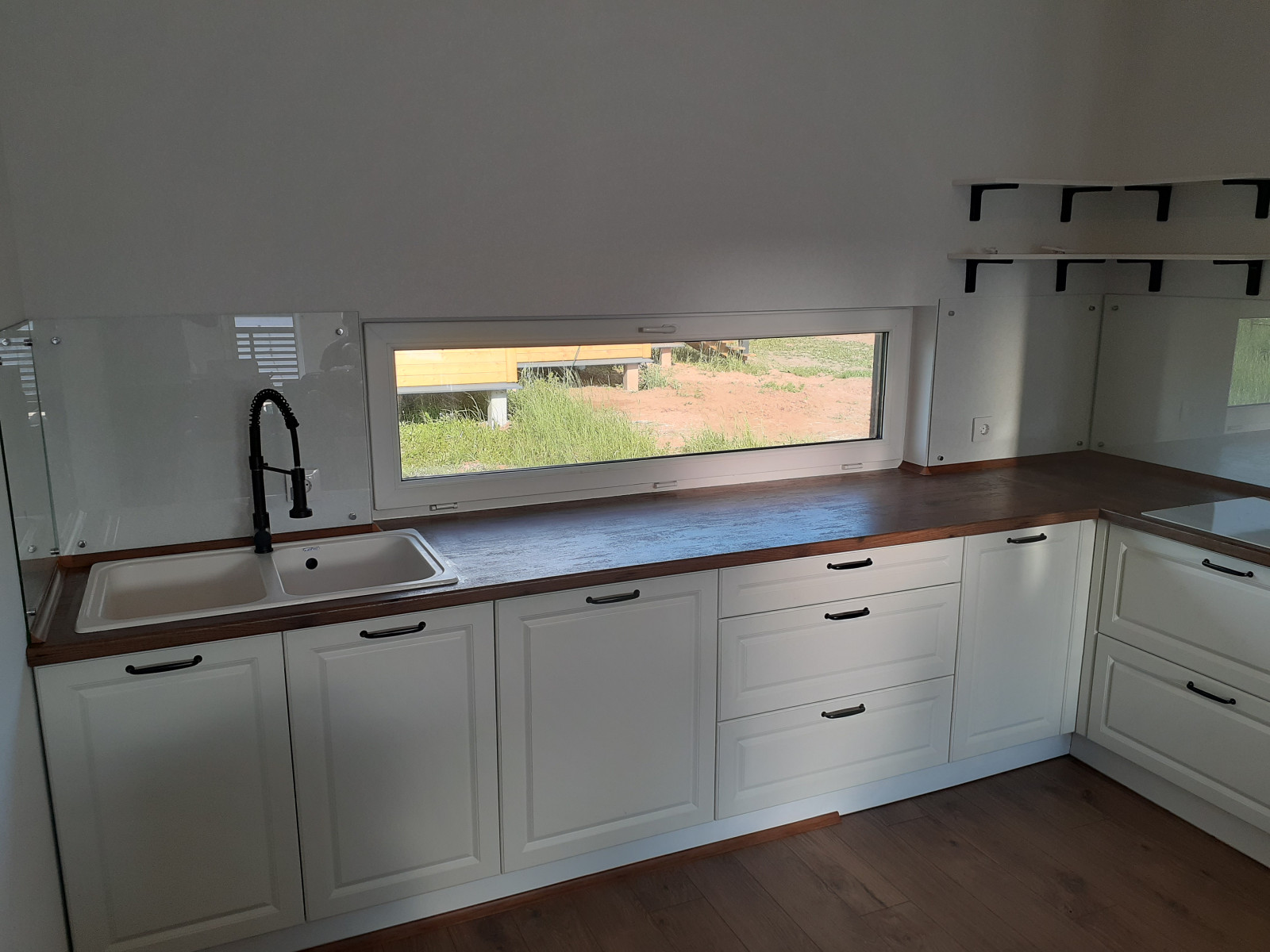 Кухня в один ярус в помещении с высокими потолками