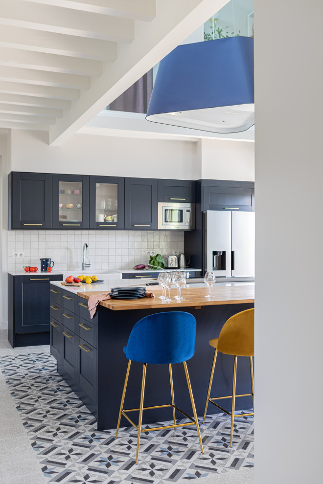 This is an example of a midcentury kitchen in Lyon.