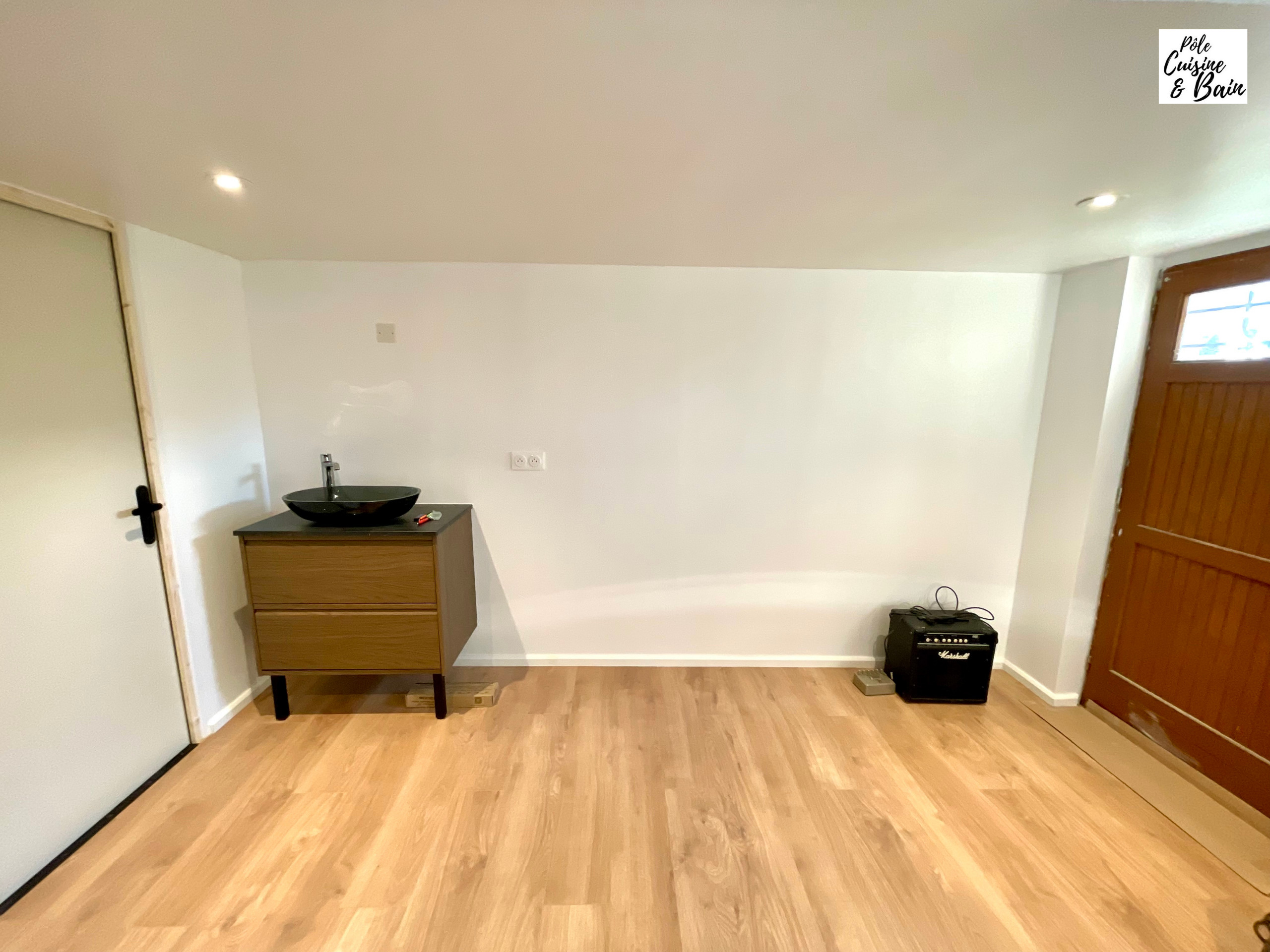 RENOVATION INTERIEURE: aménagement d'un studio, bureau, chambre et point d'eau