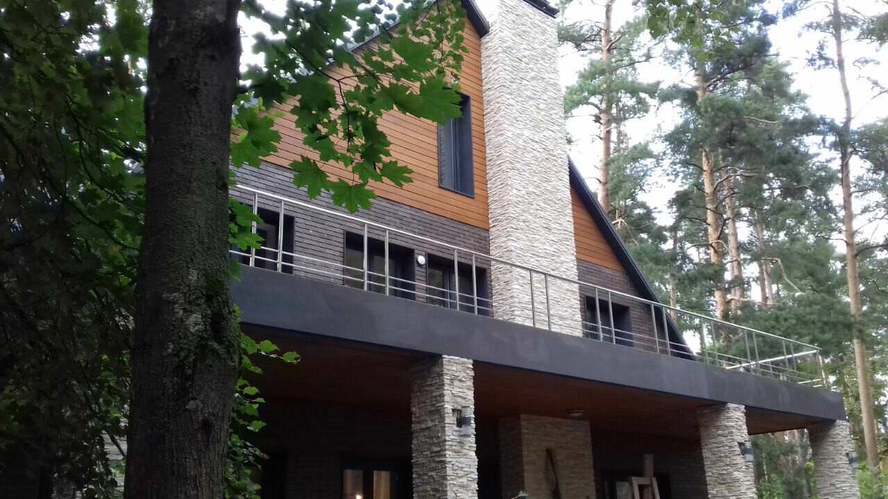 Дом в соснах