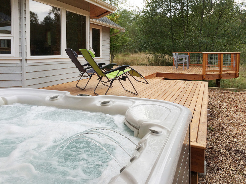 Inspiration for a mid-sized contemporary backyard deck in Seattle with an outdoor shower and no cover.