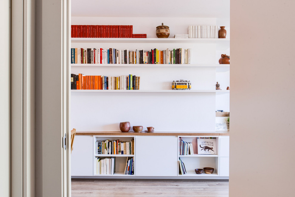 Idéer för mellanstora skandinaviska allrum med öppen planlösning, med ett bibliotek, vita väggar, mellanmörkt trägolv, en väggmonterad TV och beiget golv