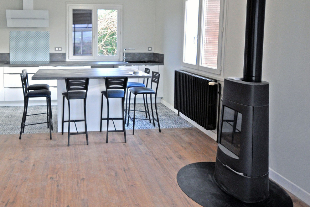 Foto di una cucina moderna di medie dimensioni con ante con riquadro incassato, ante bianche, paraspruzzi grigio, pavimento in cementine, pavimento grigio, top grigio e lavello sottopiano