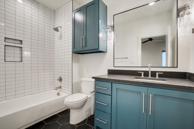 1004 Cooks midcentury-bathroom