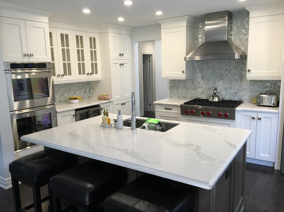 Example of a transitional l-shaped kitchen design with an island