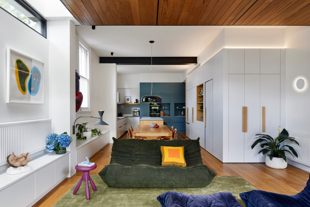 Ispirazione per un soggiorno di medie dimensioni e aperto con parquet chiaro, pavimento beige e soffitto in legno