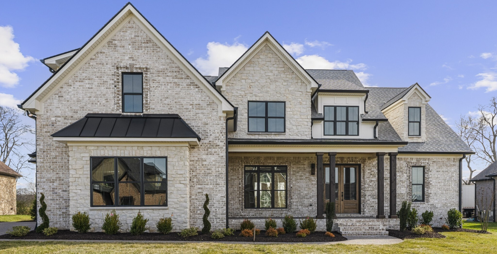 Example of an exterior home design in Nashville