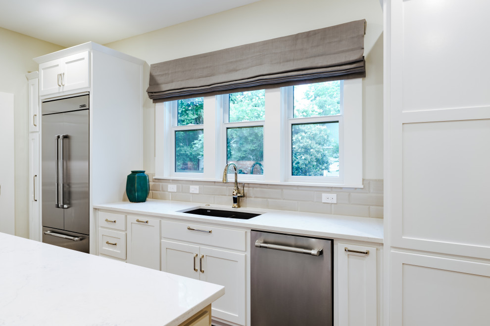Inspiration for a transitional kitchen remodel in Austin