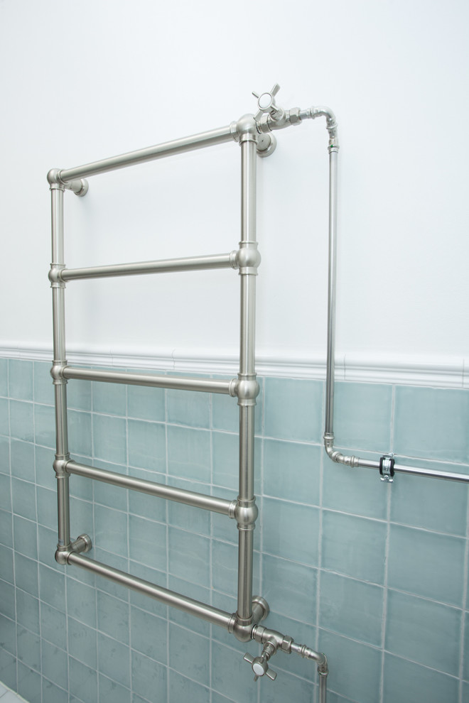 Badezimmer mit Kassettenfronten, dunklen Holzschränken, freistehender Badewanne, Doppeldusche, Wandtoilette mit Spülkasten, blauen Fliesen, Keramikfliesen, weißer Wandfarbe, Marmorboden, Aufsatzwaschbecken, Marmor-Waschbecken/Waschtisch, weißem Boden, Schiebetür-Duschabtrennung und weißer Waschtischplatte in Berlin