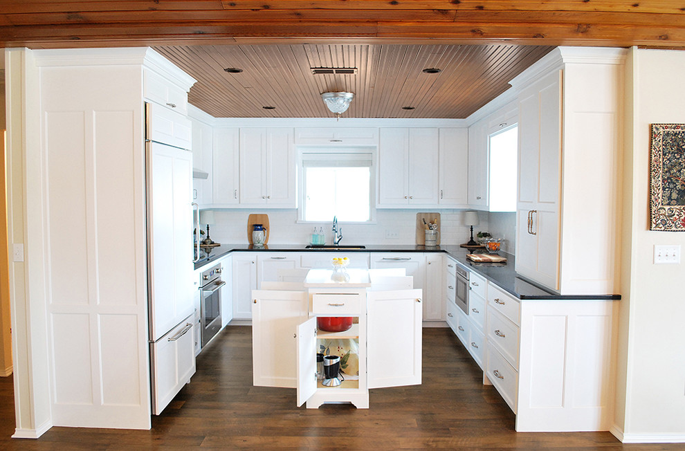 Example of a transitional kitchen design in Dallas