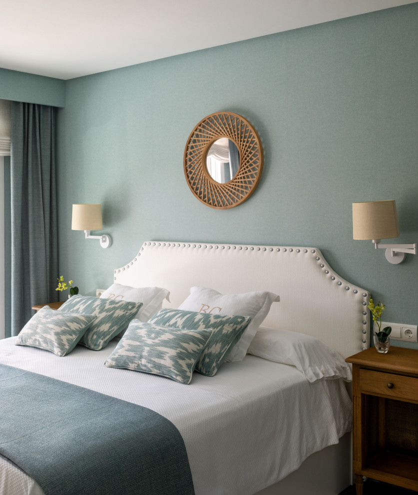 Ejemplo de dormitorio principal clásico renovado de tamaño medio sin chimenea con paredes azules, suelo de mármol, suelo gris y papel pintado