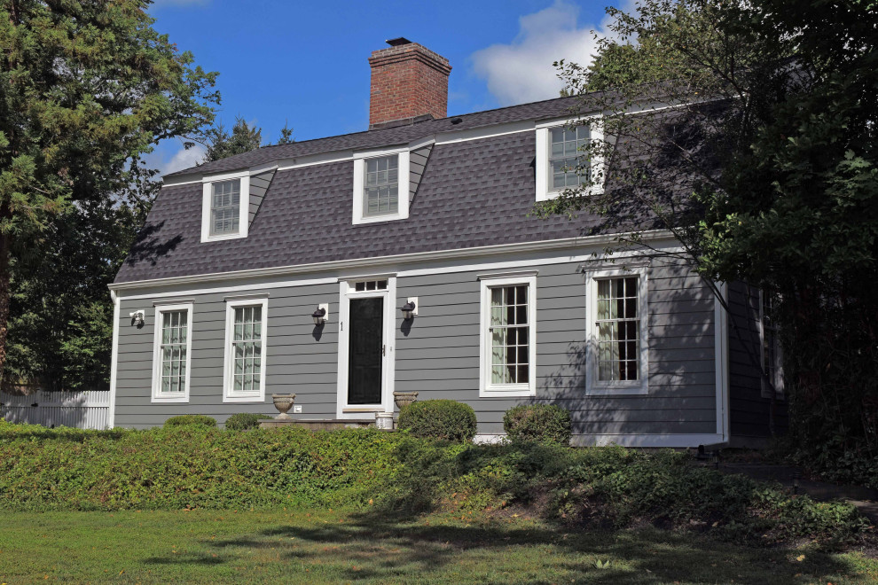 Cette photo montre une grande façade de maison grise chic en panneau de béton fibré et bardage à clin à un étage avec un toit en shingle et un toit gris.