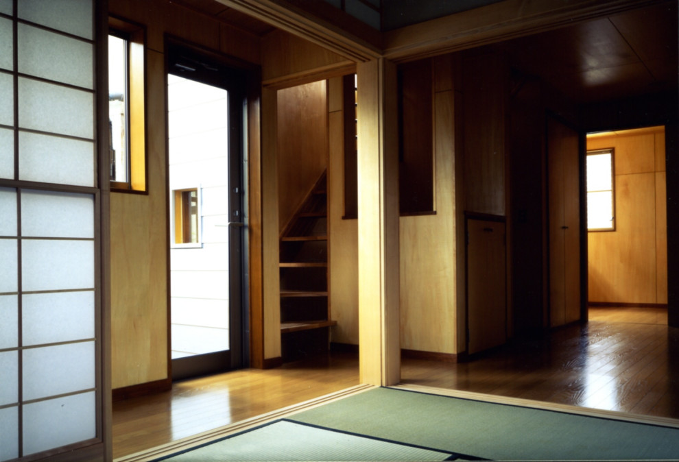 Foto de despacho moderno de tamaño medio sin chimenea con paredes grises, tatami, suelo verde, machihembrado y escritorio empotrado