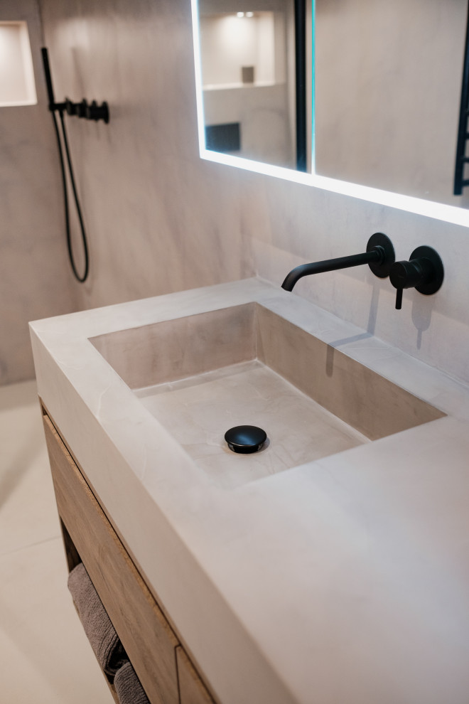 Kleines Nordisches Badezimmer En Suite mit hellbraunen Holzschränken, Einzelwaschbecken und schwebendem Waschtisch in London