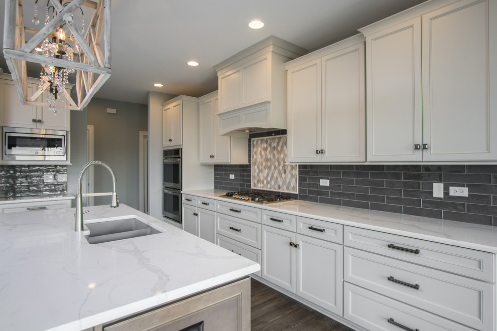 Kitchen - transitional kitchen idea in Chicago