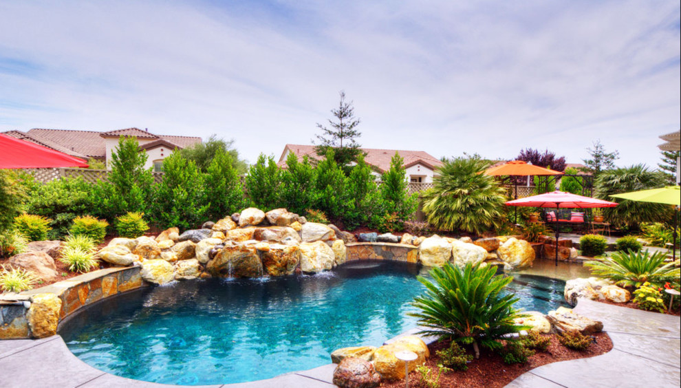Transitional pool photo in Orange County