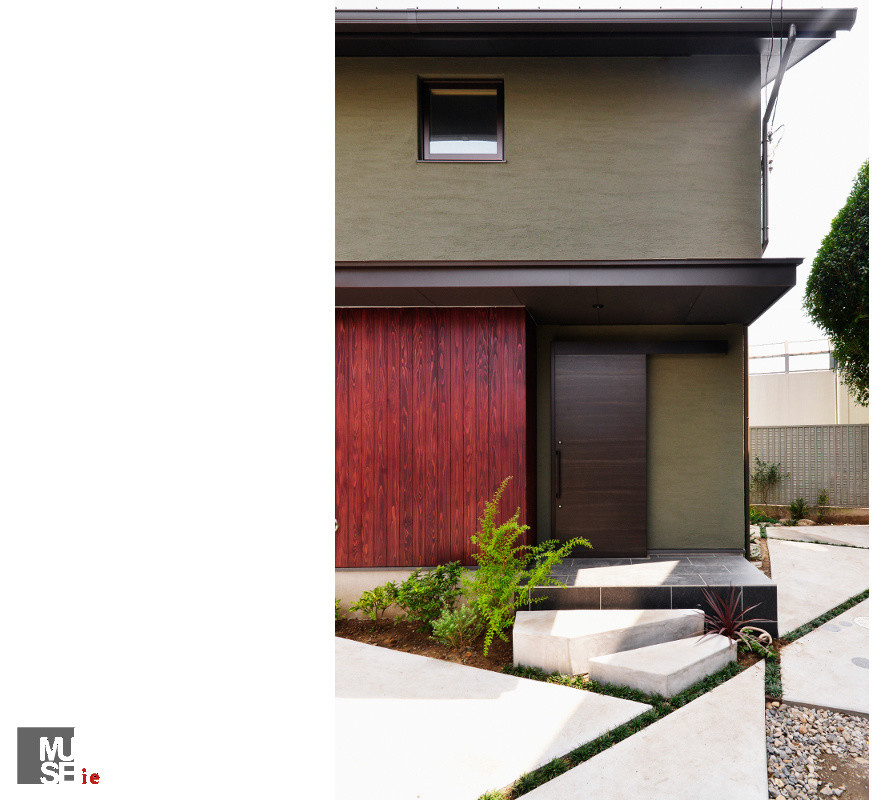 東京都下にある和風のおしゃれな家の外観 (緑の外壁) の写真