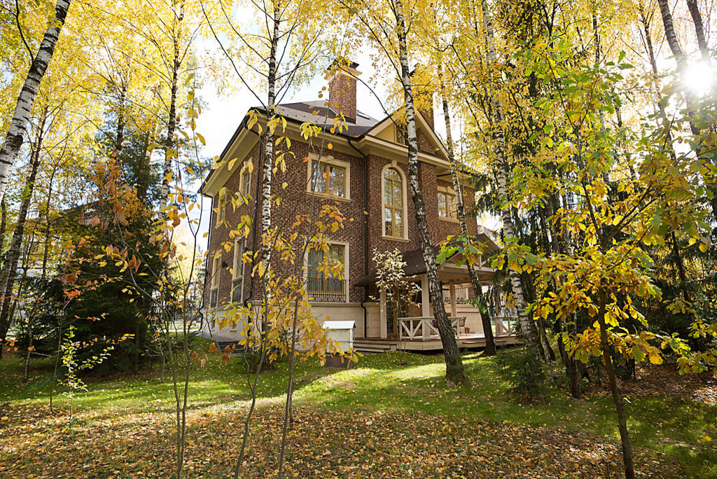 Реконструкция частного дома. Вид на надворный фасад. Терраса