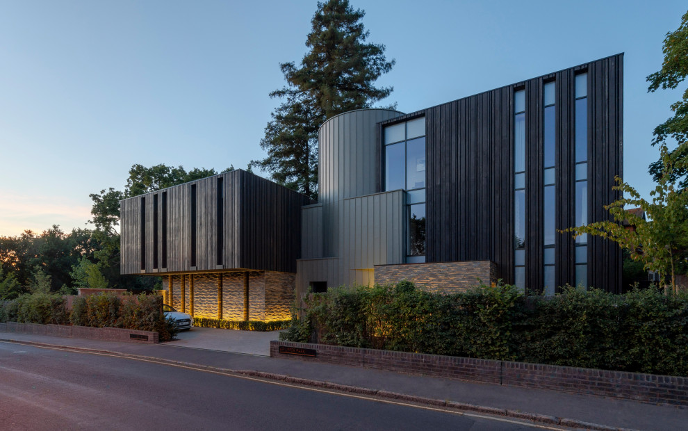 Dreistöckiges Modernes Einfamilienhaus mit schwarzer Fassadenfarbe in Essex