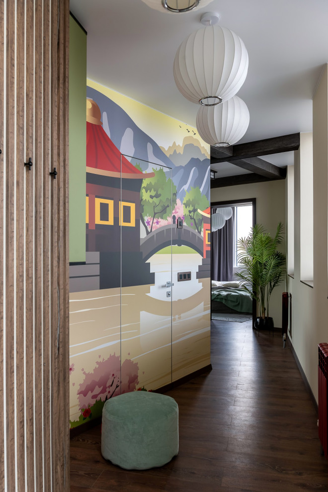 На фото: парадная гостиная комната среднего размера, в белых тонах с отделкой деревом в восточном стиле с бежевыми стенами, полом из винила, телевизором на стене, коричневым полом, балками на потолке и обоями на стенах с