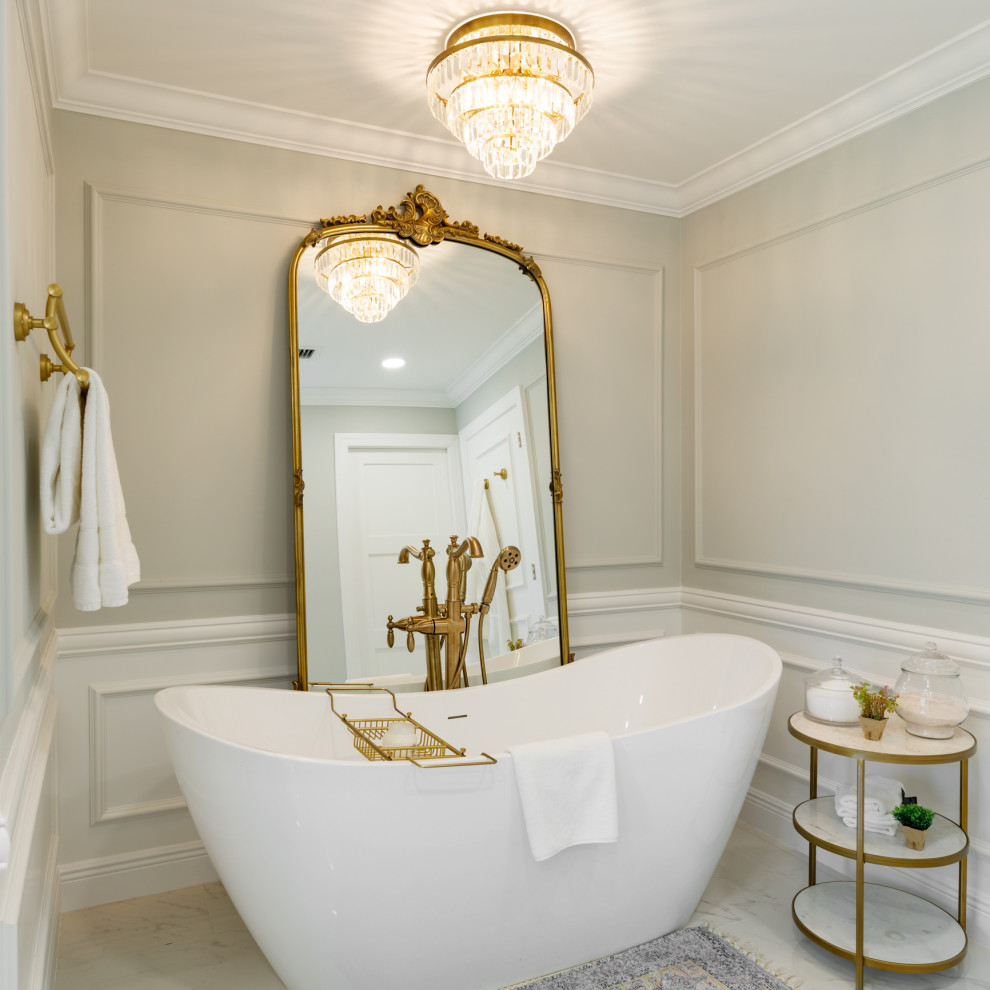 Foto på ett stort vit en-suite badrum, med skåp i shakerstil, vita skåp, ett fristående badkar, en dubbeldusch, vit kakel, porslinskakel, grå väggar, klinkergolv i porslin, ett undermonterad handfat, bänkskiva i kvarts, vitt golv och dusch med gångjärnsdörr