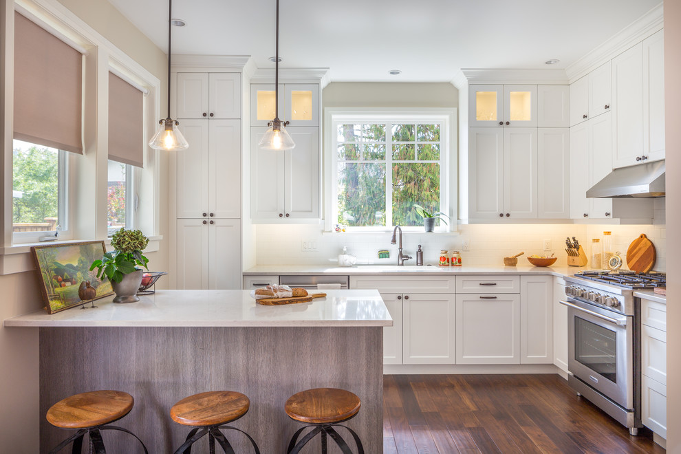 Transitional kitchen photo in Vancouver