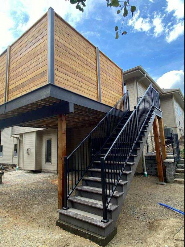 Inspiration for a mid-sized arts and crafts backyard and first floor deck in Omaha with with privacy feature, no cover and metal railing.