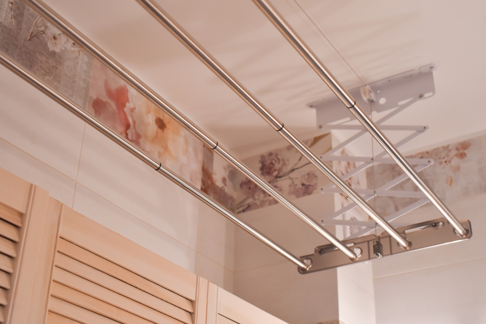 Перепланировка квартиры с радиальной фасадной стеной, авторская мозаика.