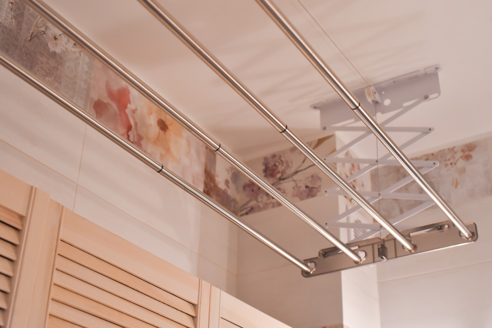 Перепланировка квартиры с радиальной фасадной стеной, авторская мозаика.