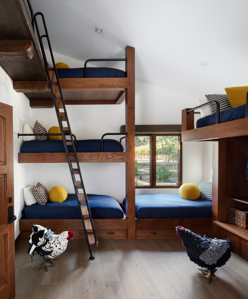 Idée de décoration pour une chambre d'enfant méditerranéenne avec un lit superposé.
