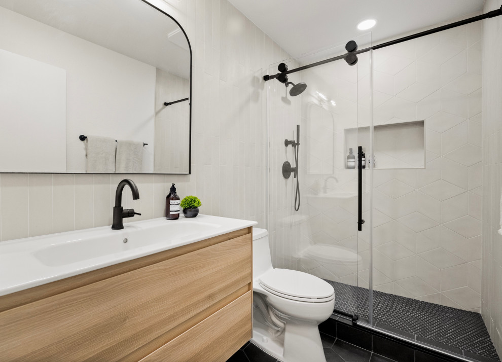 Idéer för ett litet modernt vit badrum, med släta luckor, en toalettstol med hel cisternkåpa, svart och vit kakel, keramikplattor, vita väggar, klinkergolv i keramik, ett nedsänkt handfat och svart golv