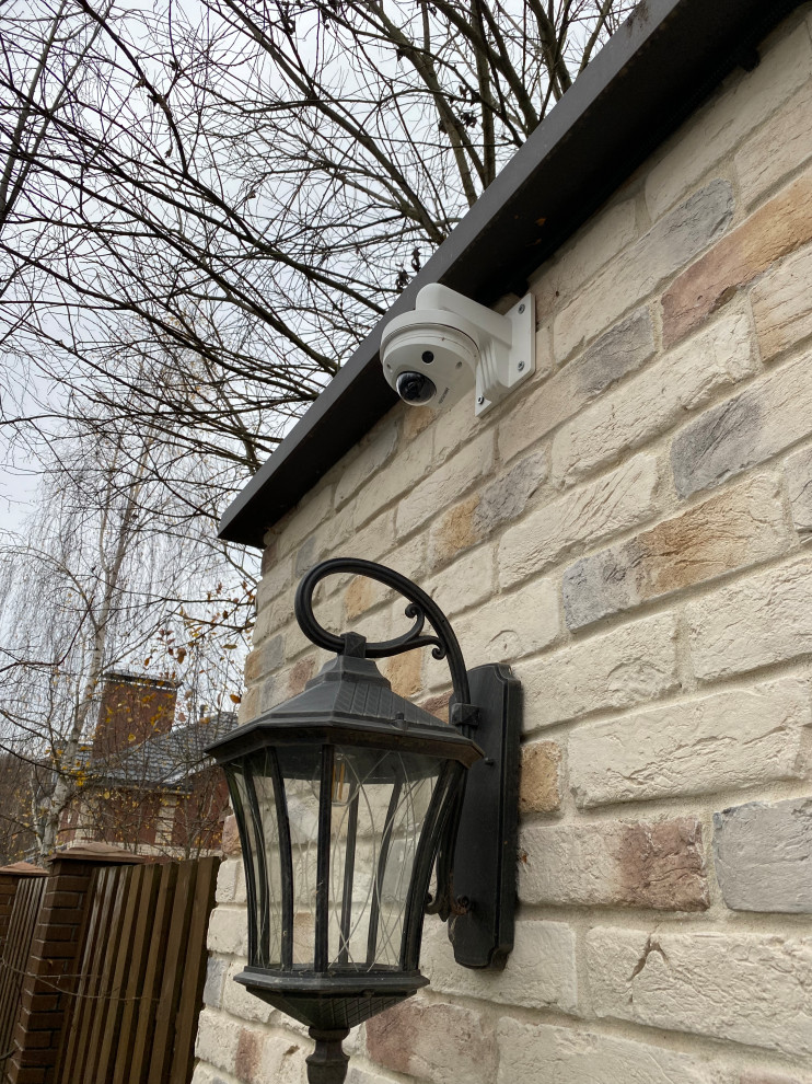 Уличная камера DS-2CD2543G0 на кронштейне