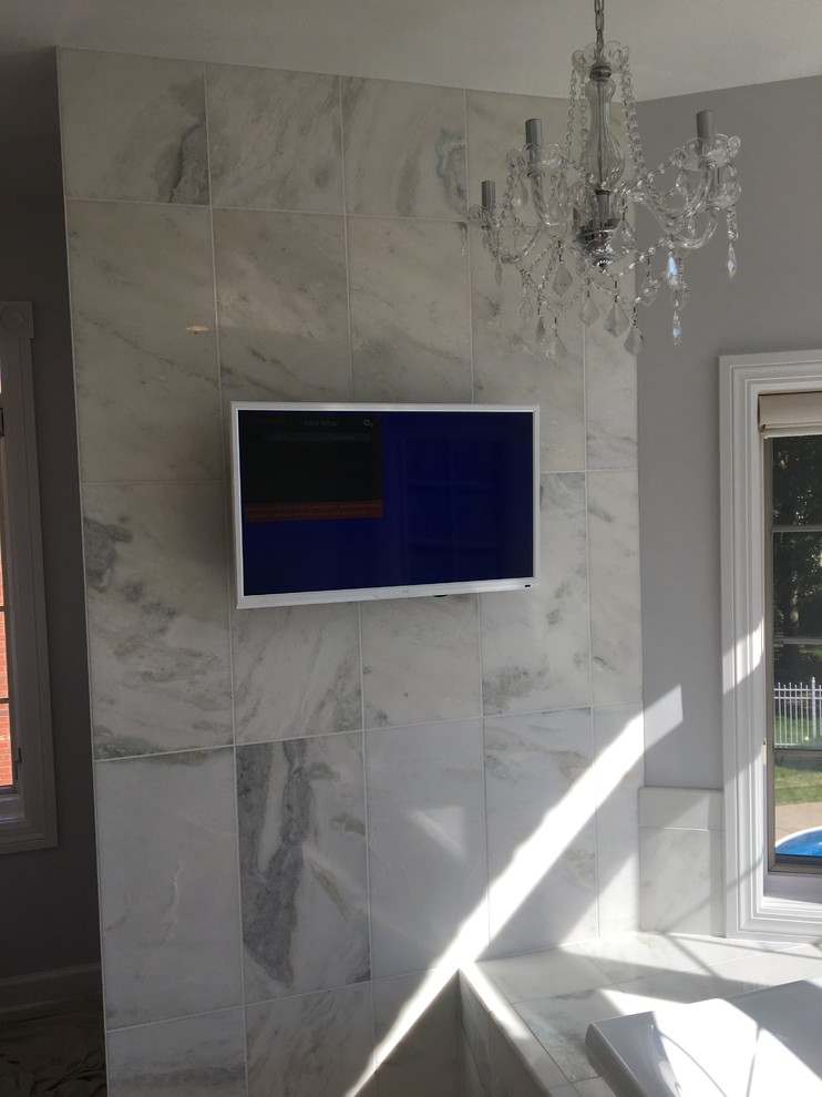 Example of a transitional home design design in Chicago
