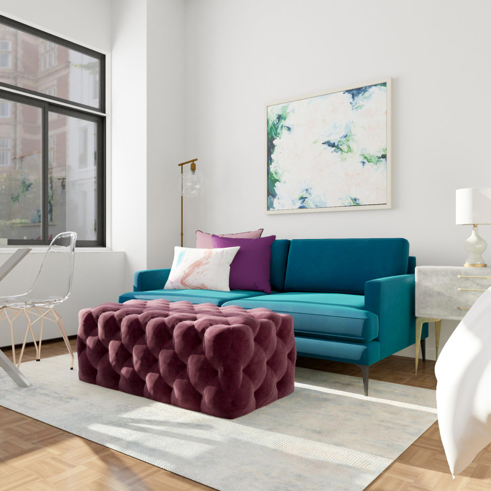 Kleines, Offenes Shabby-Style Wohnzimmer mit weißer Wandfarbe und hellem Holzboden in New York