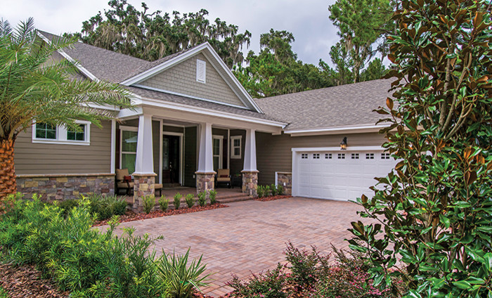 Example of a mid-sized transitional home design design in Tampa