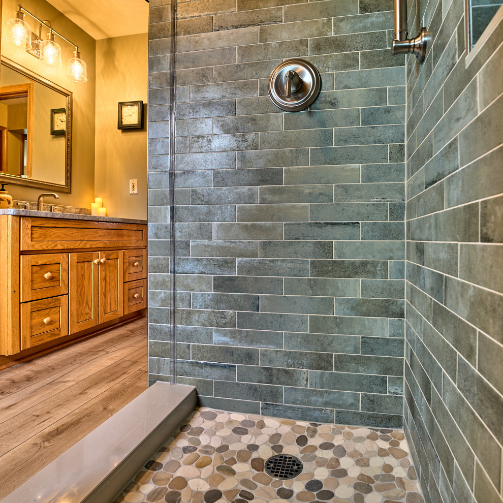 Idéer för att renovera ett mellanstort funkis grå grått badrum med dusch, med möbel-liknande, skåp i mellenmörkt trä, en toalettstol med separat cisternkåpa, grön kakel, tunnelbanekakel, gröna väggar, mellanmörkt trägolv, ett nedsänkt handfat, granitbänkskiva, beiget golv och dusch med skjutdörr