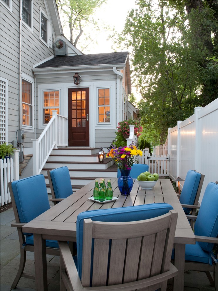 Inspiration for a traditional side yard patio in Chicago.