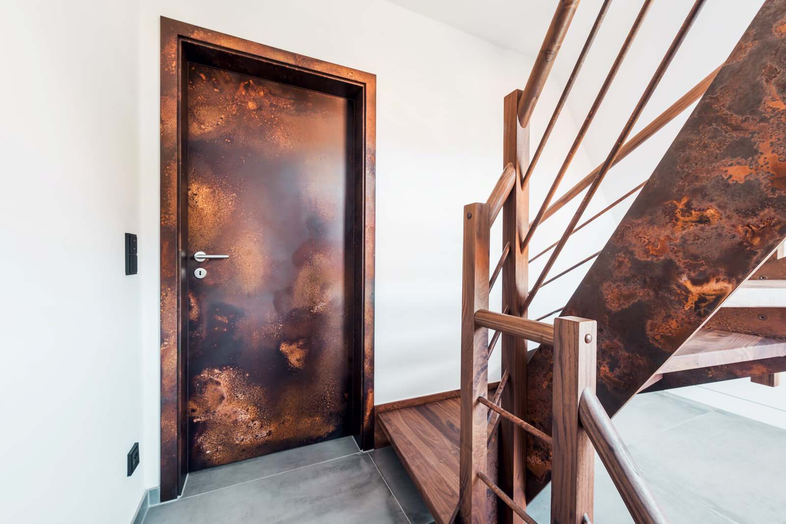 Дверь и лестница в стиле лофт