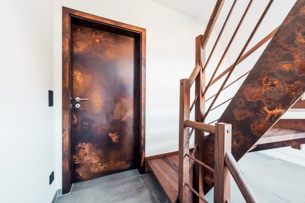 Дверь и лестница в стиле лофт