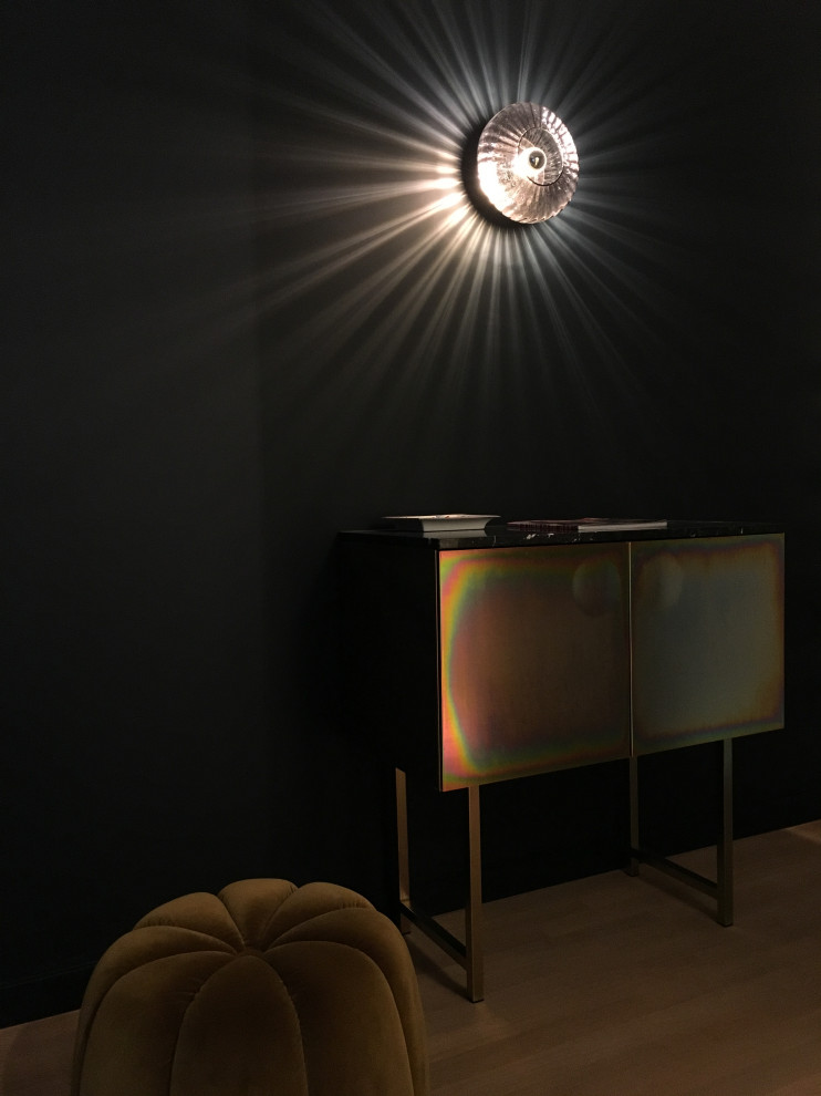 Mittelgroßer Retro Eingang mit Vestibül, schwarzer Wandfarbe, gebeiztem Holzboden und braunem Boden in Berlin