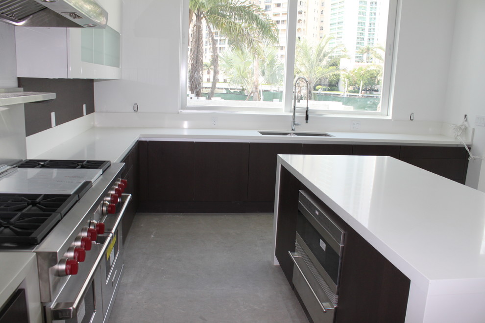 Inspiration for a modern kitchen remodel in Miami