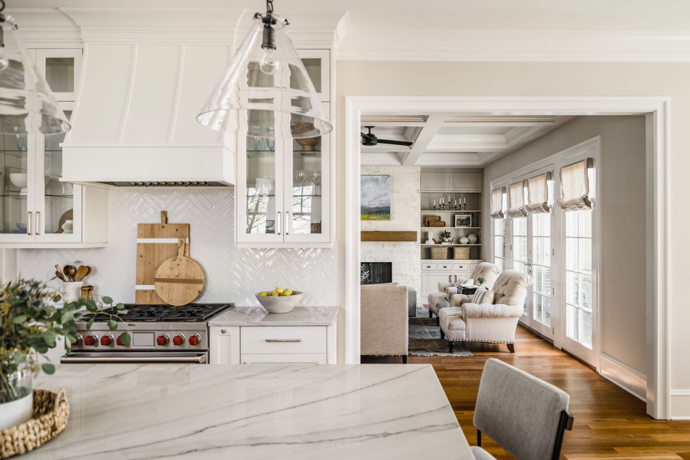 シャーロットにある広いトランジショナルスタイルのおしゃれなキッチン (白いキャビネット、珪岩カウンター、白いキッチンパネル、セラミックタイルのキッチンパネル、シルバーの調理設備、無垢フローリング、グレーのキッチンカウンター) の写真