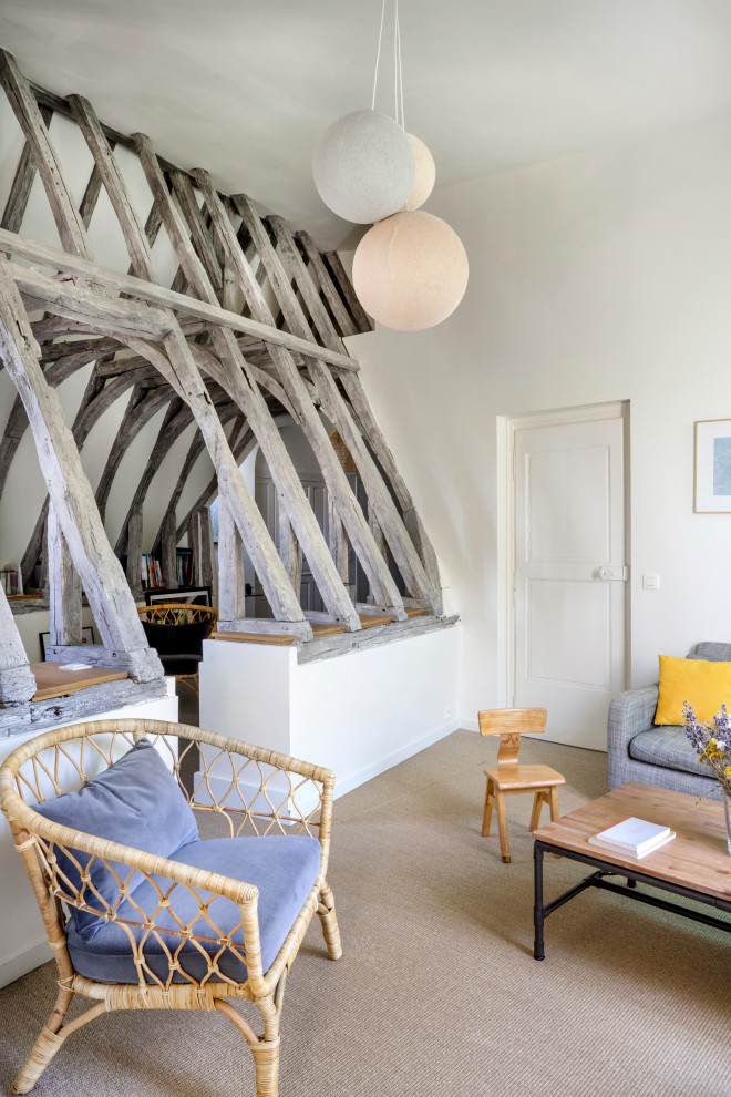 Foto di un soggiorno contemporaneo aperto con pareti bianche, pavimento beige e travi a vista