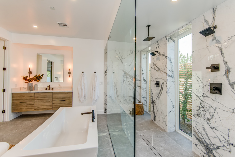 Imagen de cuarto de baño principal y flotante contemporáneo con bañera exenta y ducha abierta