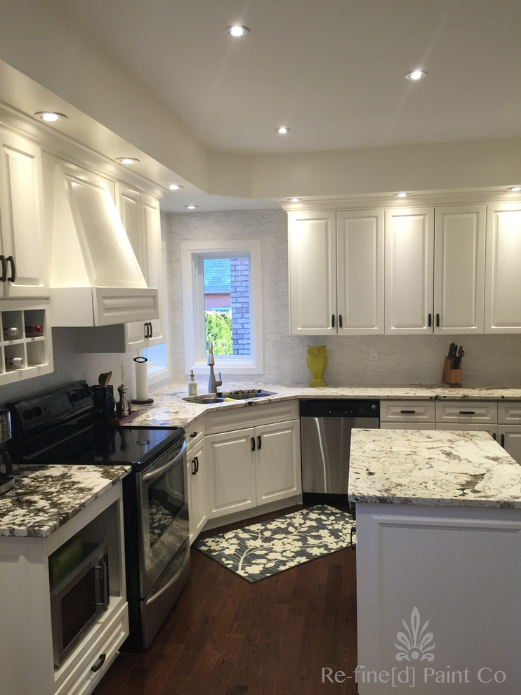 Example of a transitional home design design in Toronto